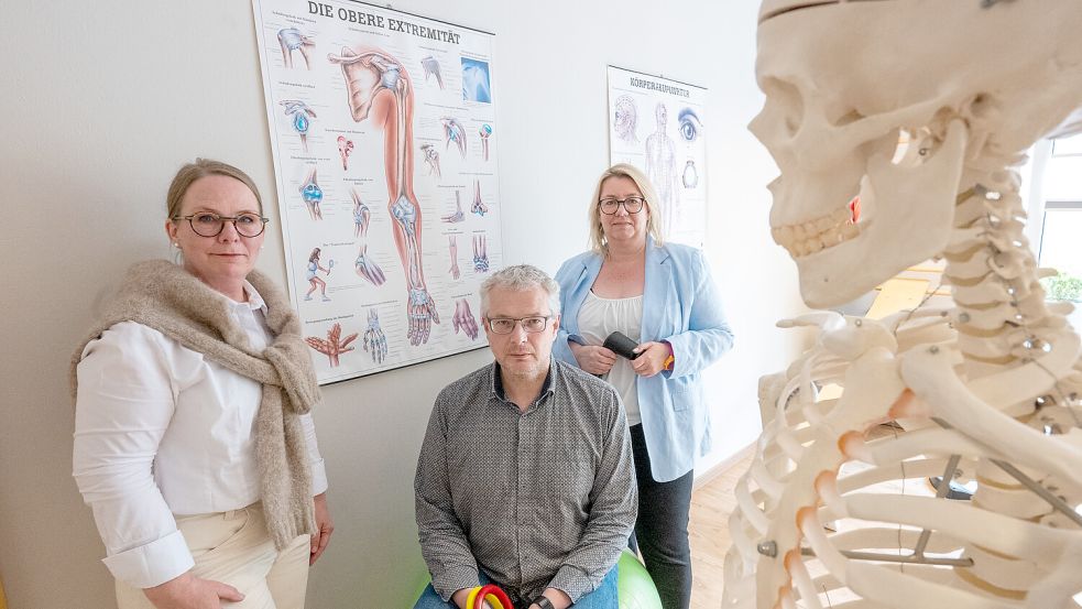 Sie fürchten ernsthafte Konsequenzen für Patientinnen und Patienten der Ergotherapie: Siri Holmer-Hoven (von links) und Markus Bley aus Leer sowie Klaudia Luitjens aus Rhauderfehn. Foto: Klaus Ortgies