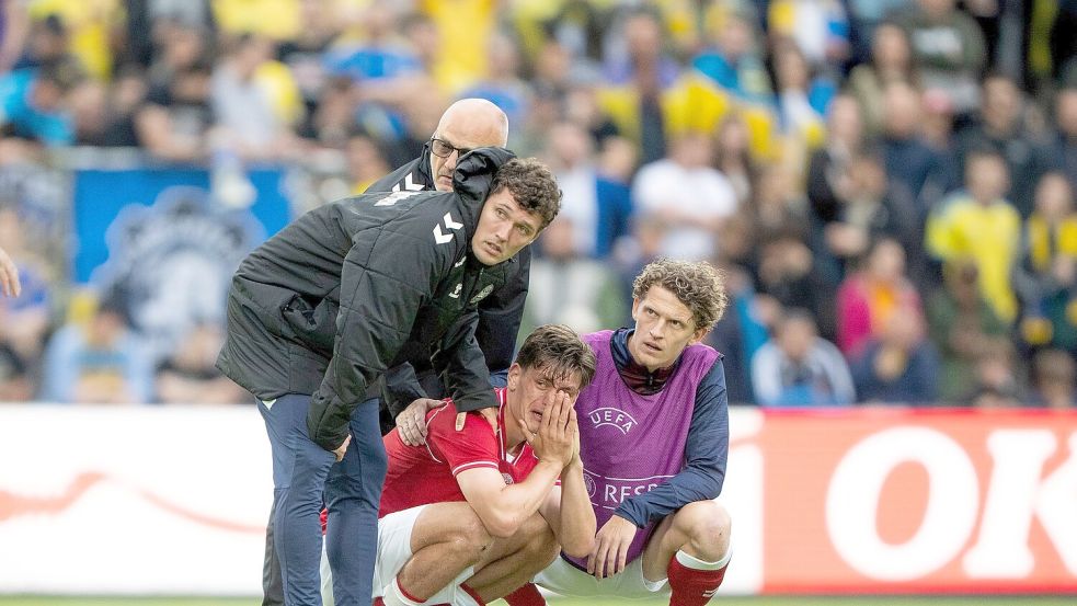 Dänische Spieler unter Schock: Joakim Maehle, Andreas Christensen und Jens Stage (von links) nach dem erneuten Zusammenbruch von Christian Eriksen. Foto: Bo Amstrup