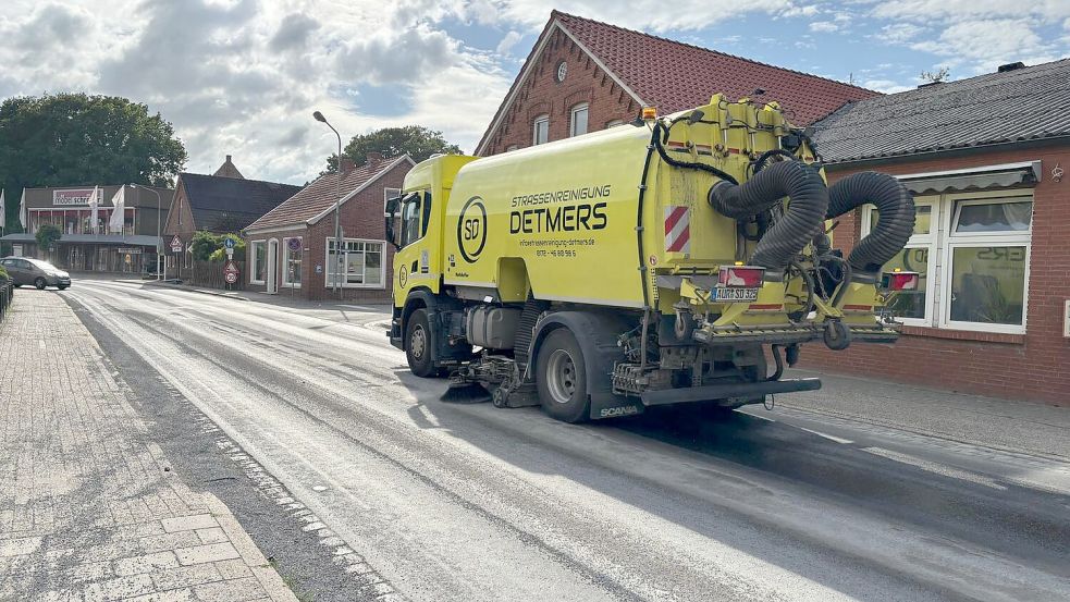 Am späten Freitagnachmittag, 5. Juni 2026, war eine Firma mit einem Spezialfahrzeug vor Ort und hatte damit begonnen, den Rollsplitt von der Fahrbahn zu entfernen. Foto: Marius Ammermann