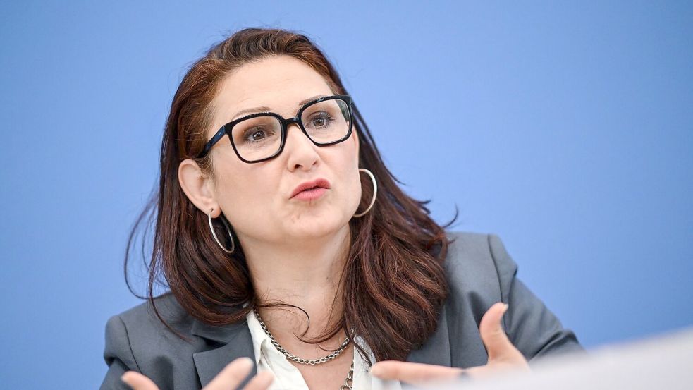 Die Bundesbeauftragte für Antidiskriminierung, Ferda Ataman, hält die geplante Reform des Allgemeinen Gleichbahandlungsgesetzes (AGG) für nicht ausreichend. (Archivfoto) Foto: Britta Pedersen/dpa