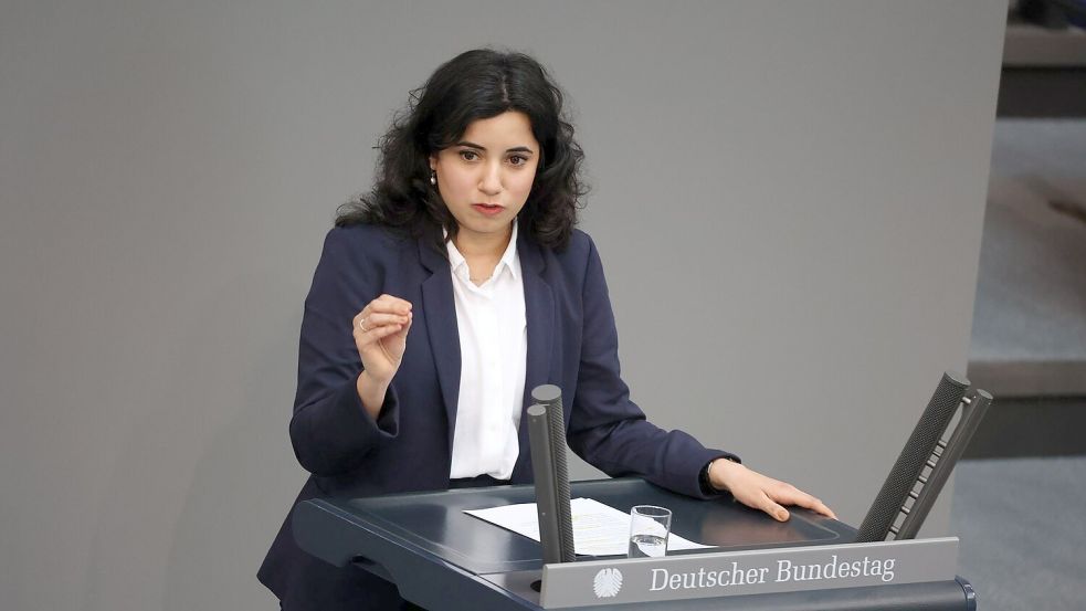 Grünen-Fraktionsvize Misbah Khan wirft Forschungsministerin Dorothee Bär eine Absage der geplanten Bafög-Erhöhungen vor. (Archivbild) Foto: Jörg Carstensen