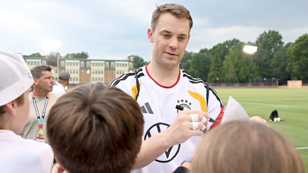 Gefragt bei den Fans: Manuel Neuer ist endlich im Tesamtraining. Foto: Federico Gambarini