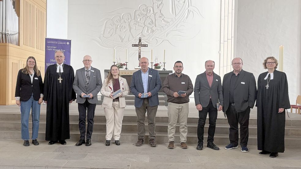 Das Foto zeigt die Jubilare und ihre „Chefs“ auf dem Generalkonvent (von links): Dagrun Peterhans, Landesbischof Ralf Meister, Pastor i. R. Gerhard Küsel, Christiane Schuster-Scholz, Christian Erchinger, Joachim Pothmann, Dr. Andreas Lüder, Heino Dirks und Regionalbischöfin Sabine Schiermeyer. Foto: Julia Fischer