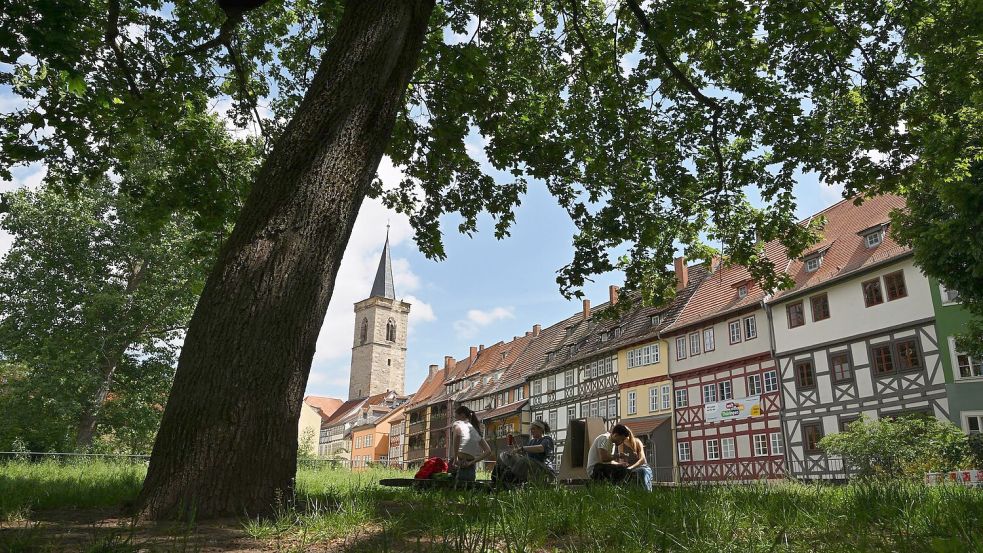 Die Erfurter Krämerbrücke gehört zu den Touristen-Attraktionen in Thüringens Landeshauptstadt. (Archivbild) Foto: Martin Schutt