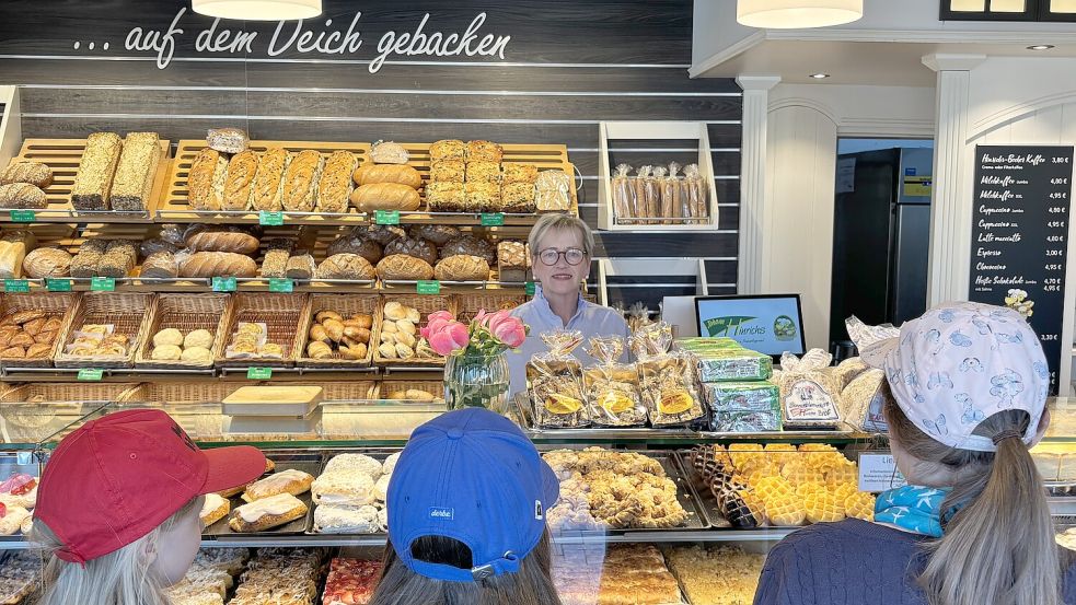 In der Bäckerei Johann Hinrichs am Neuharlingersieler Fischereihafen wird „auf dem Deich gebacken“. So steht es auch über der großen Auswahl an Backwaren. Astrid Baetke leitet die insgesamt 18 Mitarbeitenden im Verkauf. Foto: Susanne Ullrich