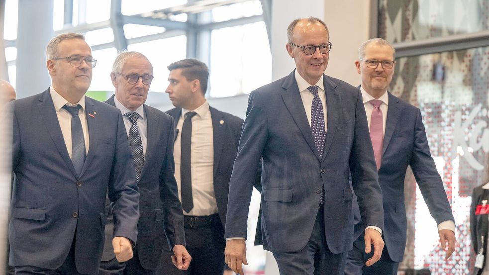 Die Spitzenverbände der deutschen Wirtschaft sehen das Treffen mit den Spitzen der Koalition und Gewerkschaften am Mittwoch im Kanzleramt als Chance für einen gemeinsamen Reformkurs. (Archivbild) Foto: Peter Kneffel/dpa