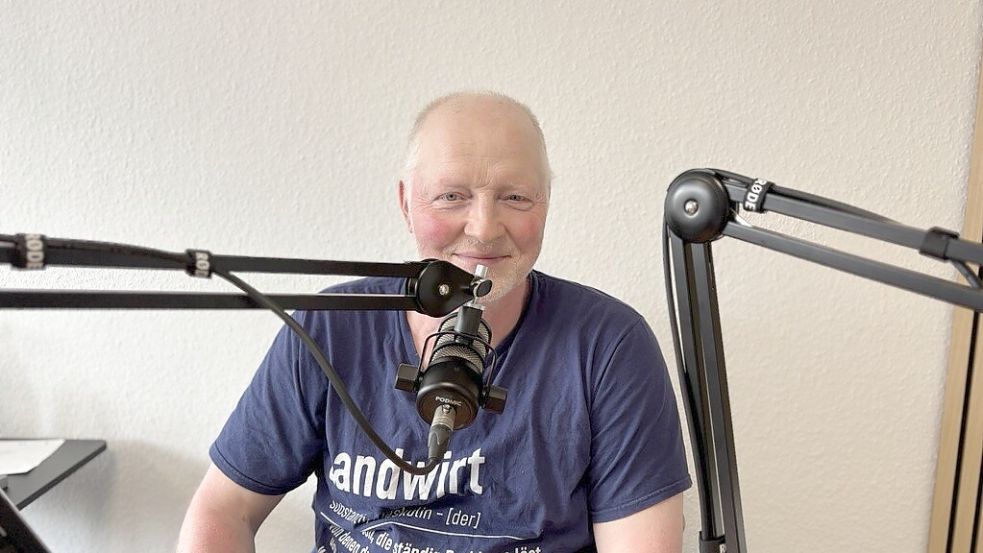 Amos Venema sitzt im Podcast-Studio dieser Zeitung und nimmt eine Folge „Ein Glas mit Lars“ auf. Foto: Lars Reckermann