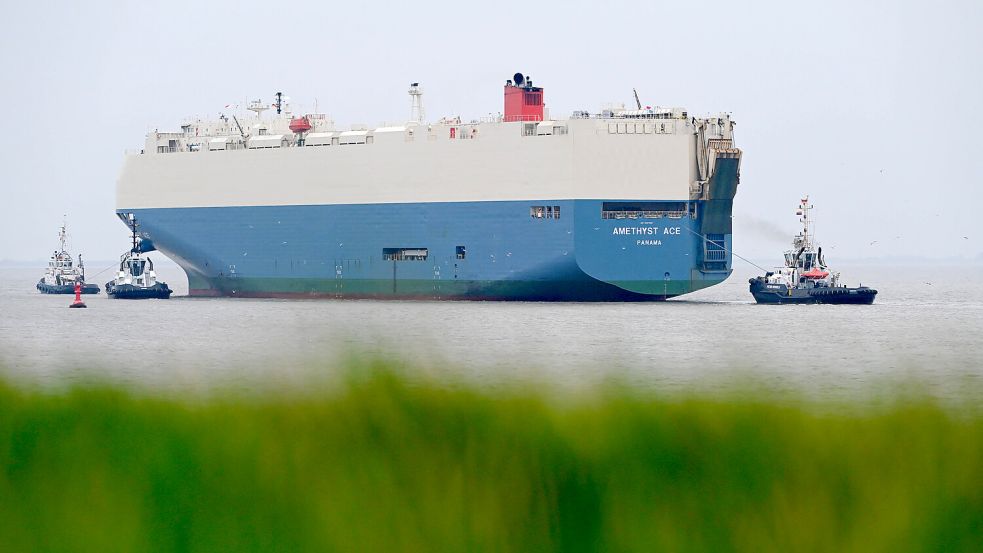 Muss die Ems ausgebaggert werden? Hafen-Schlepper empfangen den Auto-Transporter Amethyst Ace auf der Außenems und begleiten das RoRo-Schiff an seinen Liegeplatz. Foto: diebildwerft/Imago/Archiv