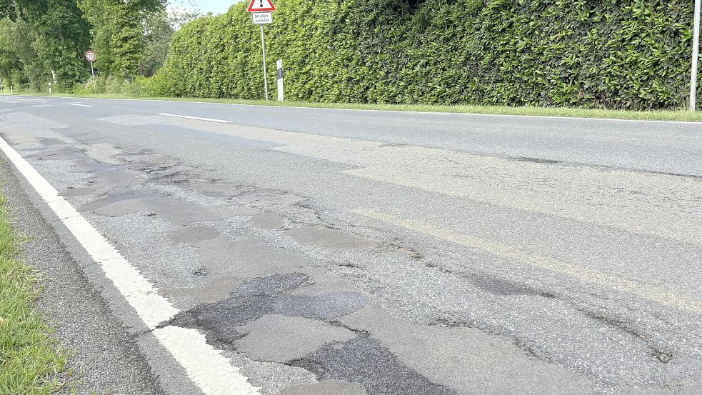 Die Oldersumer Straße, hier in Rahe, ist in einem schlechten Zustand. Foto: Aiko Recke