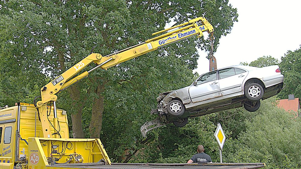 Der Mercedes hängt am Abschlepphaken und wird aus dem Straßengraben gezogen. Fotos: Daniel Grüneke