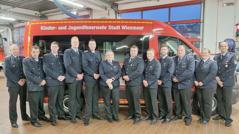Die Verantwortlichen und Betreuer der Jugendfeuerwehr Wiesmoor wurden auf der Dienstversammlung geehrt: (von links) Gerd Buß, Karlheinz Bienhoff, Lars Mohrhusen, Felix Gurris, Frank Renken, Katja Helmerichs, Eike van Raden, Endrik Mintken, Gerrit Thiemann, Dennis Nörder, Sina Lübbers und Bernd Garrelts. Foto: Feuerwehr/Jan-Marco Bienhoff