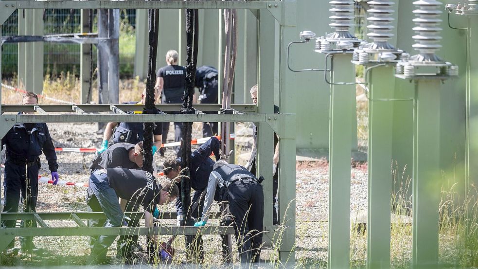 Die Polizei ermittelt nach dem Brand am Umspannwerk. Foto: Christoph Schmidt