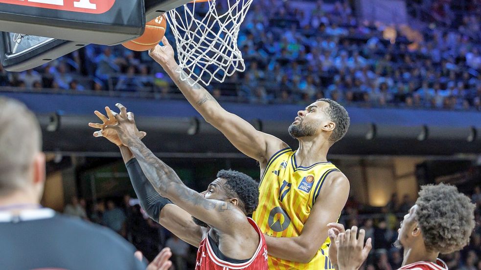 Albas Norris Agbakoko ist unter dem Korb eher am Ball als Bambergs EJ Onu. Foto: Andreas Gora
