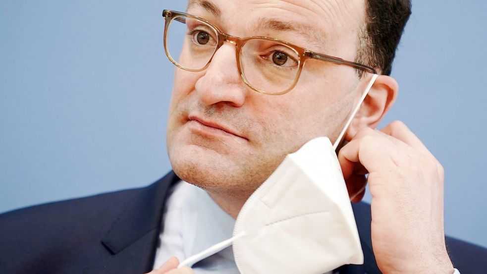 Der damalige Bundesgesundheitsminister Jens Spahn im März 2021 bei einer Pressekonferenz - mit FFP2-Maske, wie es damals üblich war. Foto: Kay Nietfeld/dpa