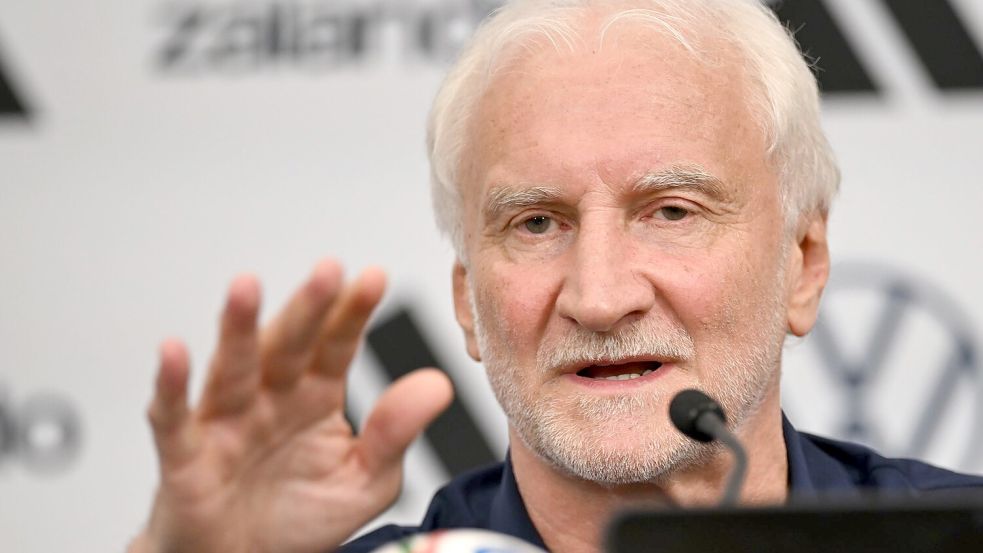 Rudi Völler sieht keinen Grund zur Sorge bei zwei schwierigen WM-Themen. Foto: Federico Gambarini/dpa