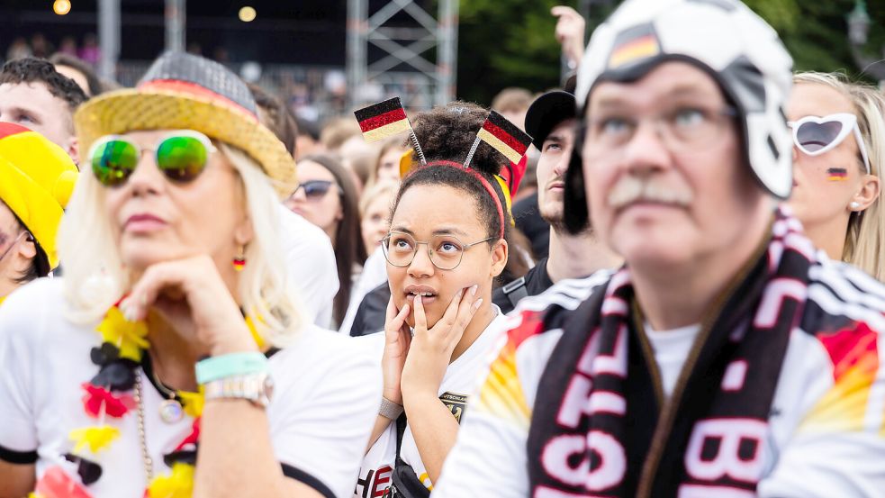 Ein größeres Public Viewing auf öffentlicher Fläche wird es in Aurich nach jetzigem Stand zur Fußball-WM 2026 nicht geben. Symbolfoto: DPA