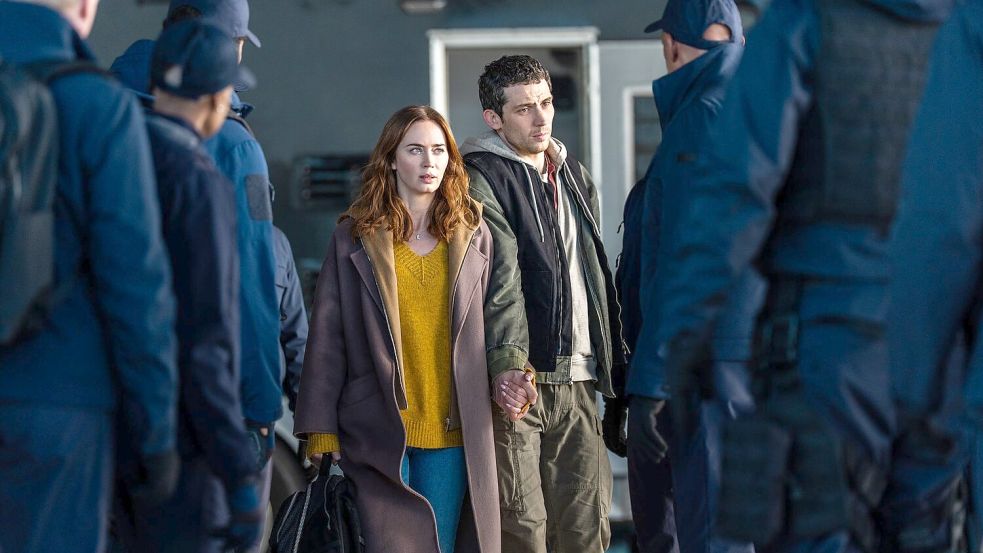 Wettermoderatorin Margaret Fairchild (Emily Blunt) und Cybersicherheitsexperte Daniel Kellner (Josh O’Connor) werden gejagt. Foto: Niko Tavernise/Universal Picture
