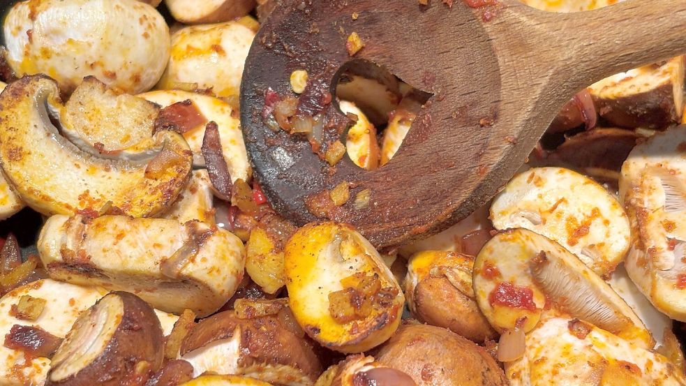Zwiebel, Chili, Ingwer und Knoblauch werden im Topf angeschwitzt, danach kommen die Pilze hinzu. Und das Currypulver. Der Duft ist schon ganz herrlich. Foto: Carmen Leonhard