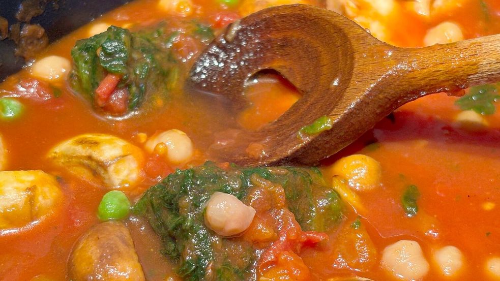 Mit Tomate und Spinat kommt Farbe in den Topf. Foto: Carmen Leonhard