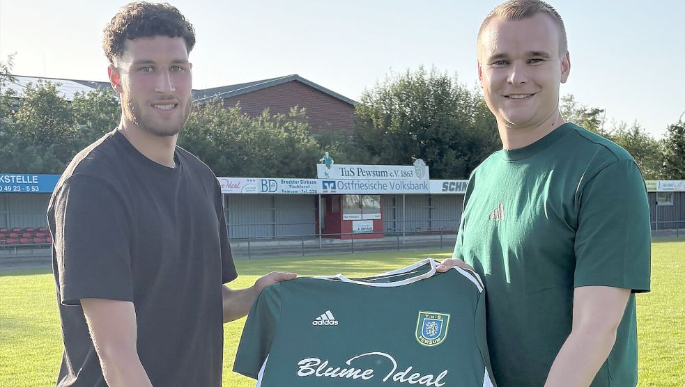 Trainer Jonas Petersen (rechts) freut sich über den Neuzugang von Germania Leer. Foto: Privat