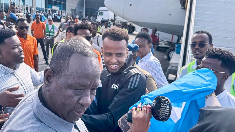 Schiedsrichter Omar Artan (M) wird in der Heimat mit Jubel empfangen. Foto: Farah Abdi Warsameh