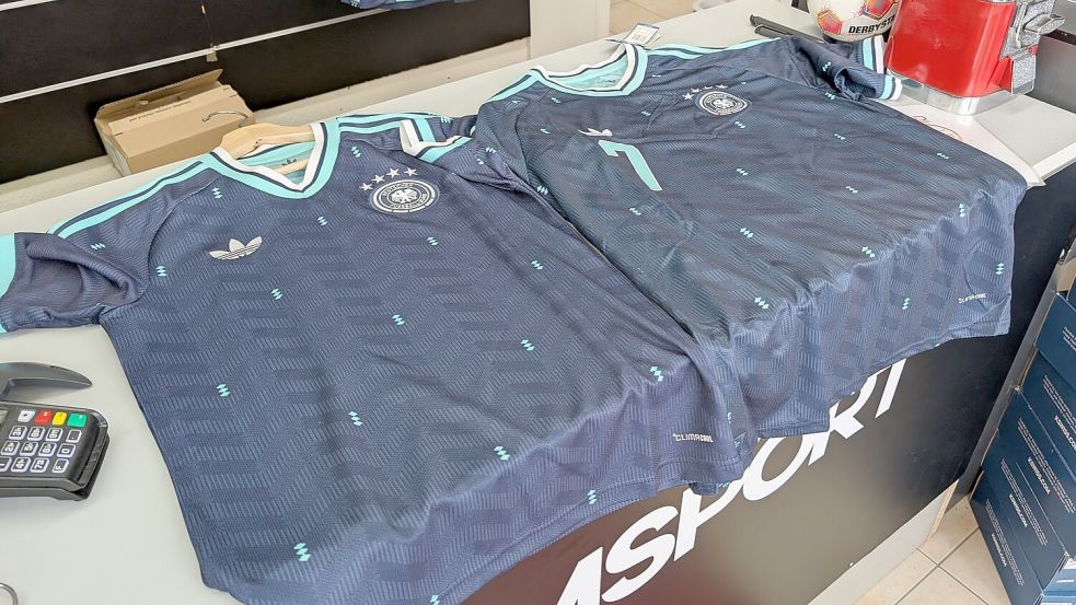 Beim Vergleich mit einem Original-Trikot zeigen sich die Schwächen der gefälschten Variante. Doch sie fallen kaum auf. Foto: Karsten Lübben
