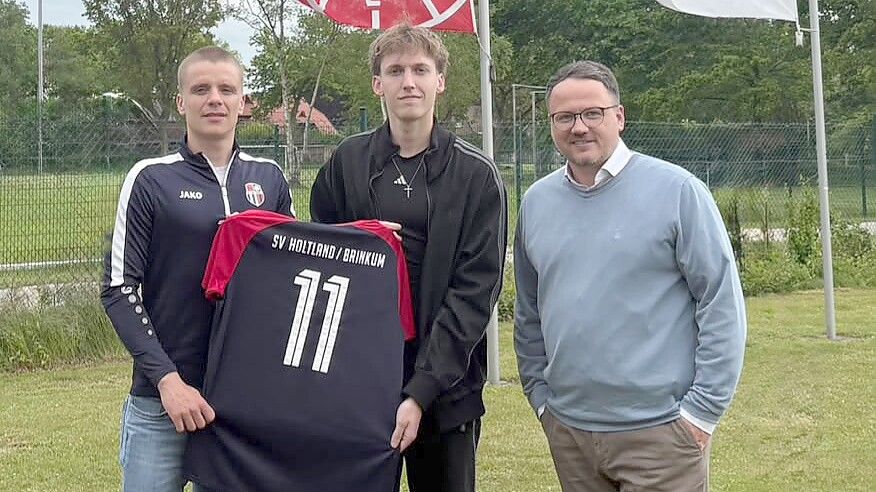 Teammanager Andreas Hoffmann (links) und Trainer Henning Baumann begrüßen Alexander Voskamp. Foto: Verein