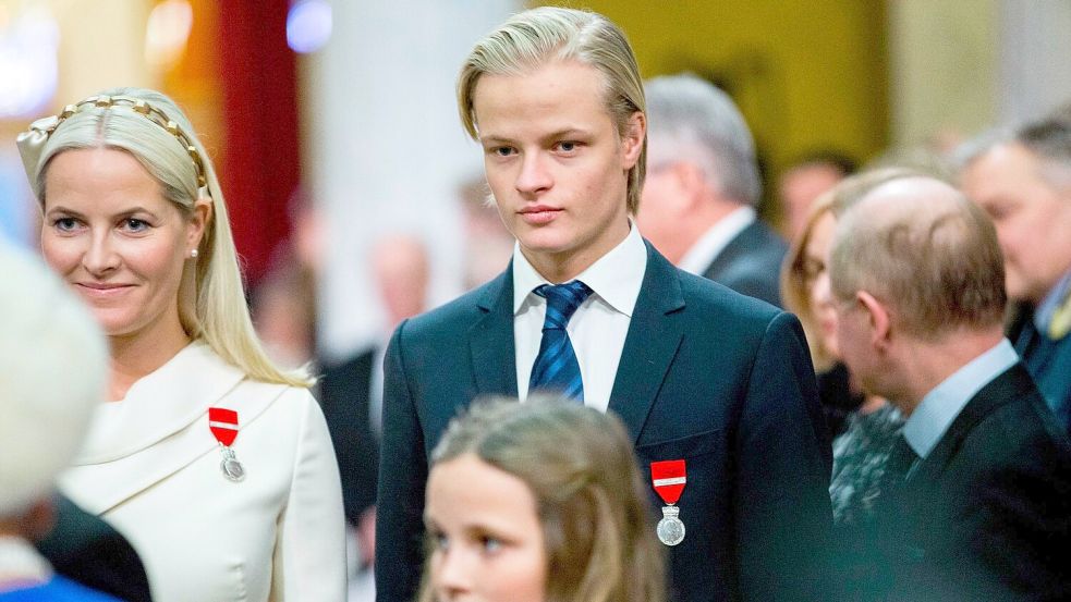 Marius (rechts) will aus der Haft freikommen, um seiner Mutter Mette-Marit (links) beizustehen. (Archivbild) Foto: Vegard Wivestad Grott/NTB SCANPI