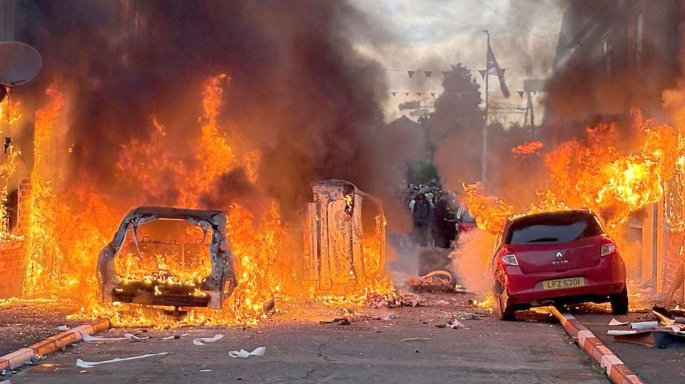 In Belfast kam es am Dienstagabend zu rassistischen Ausschreitungen. Foto: Pa