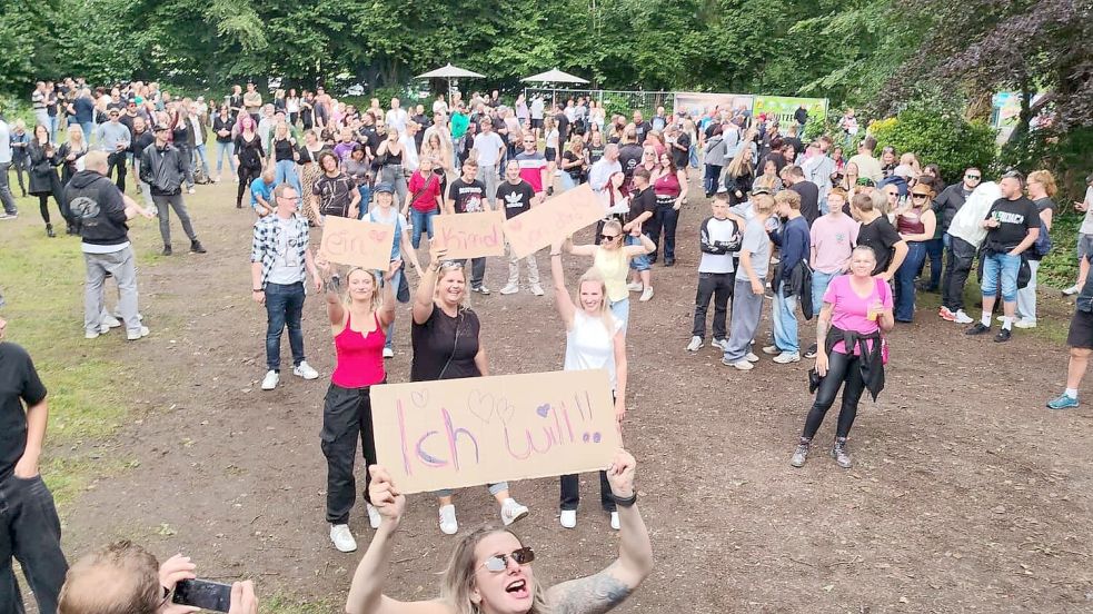 Begeisterung vor der Bühne: Zwischen 600 und 700 Leute seien am Sonnabend, 6. Juni 2026 beim DJ-Festival Nordrausch am Gasthof Bucksande gewesen, schätzt Veranstalter Bernhard Deterts. Foto: privat