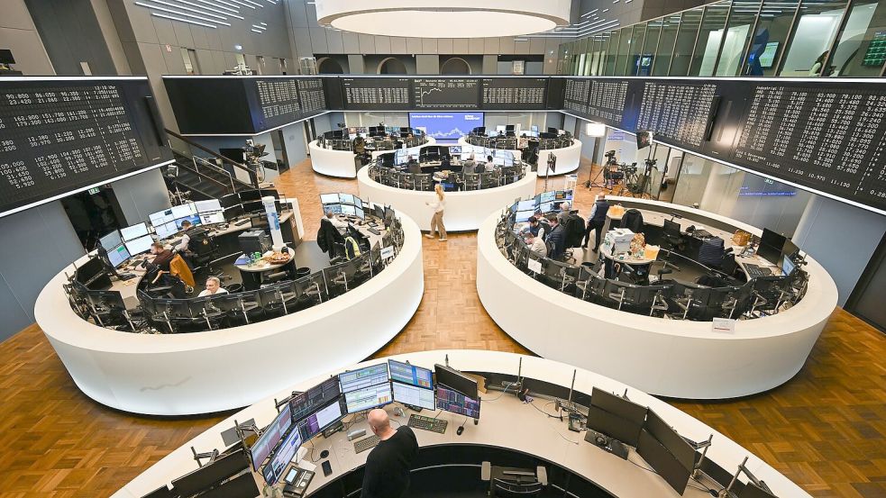 Handelsraum der Frankfurter Börse: Die Dividenden für Aktionäre sind gestiegen. (Archivbild) Foto: Arne Dedert