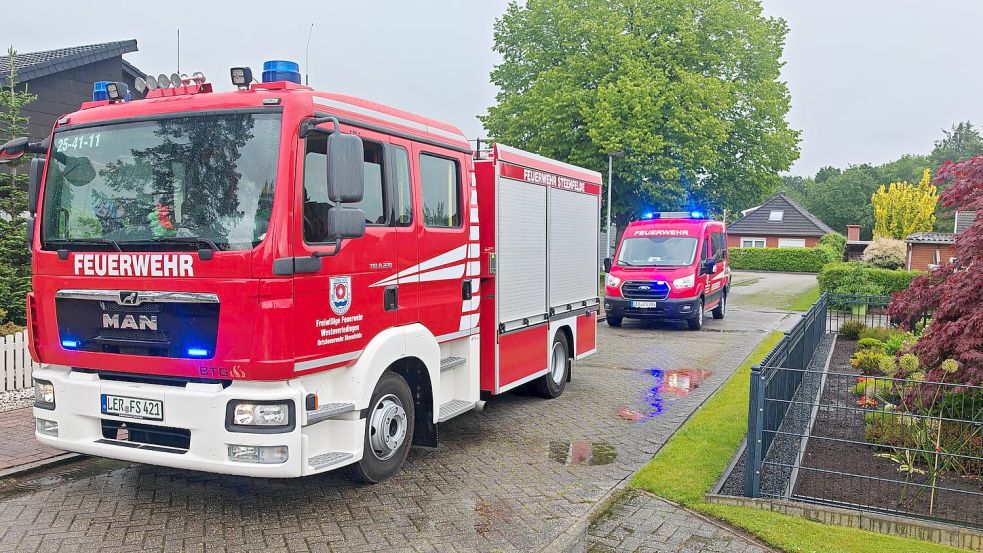 Bei einem Wohnhaus in Großwolde schlug der Blitz ein. Fotos: Markus Bruns/Feuerwehr Westoverledingen