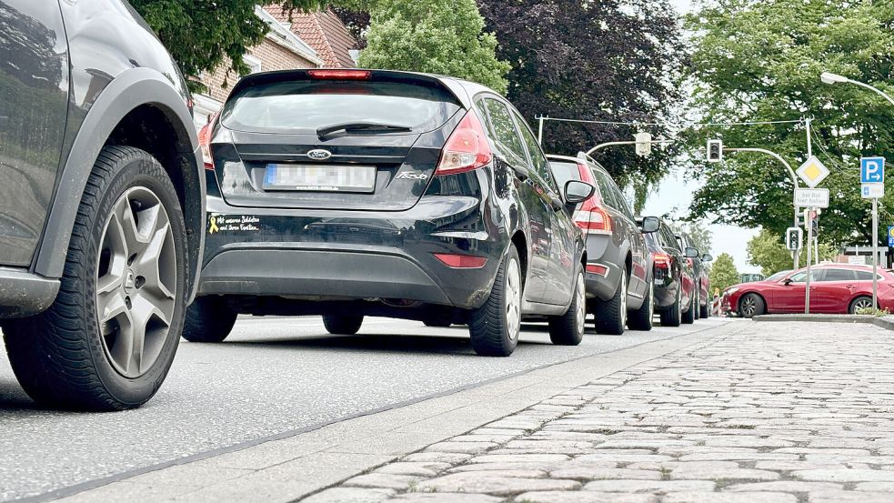 Warten auf der Hauptstraße: Der Verkehr in Leer verbraucht Energie. Foto: Klaus Ortgies/Archiv