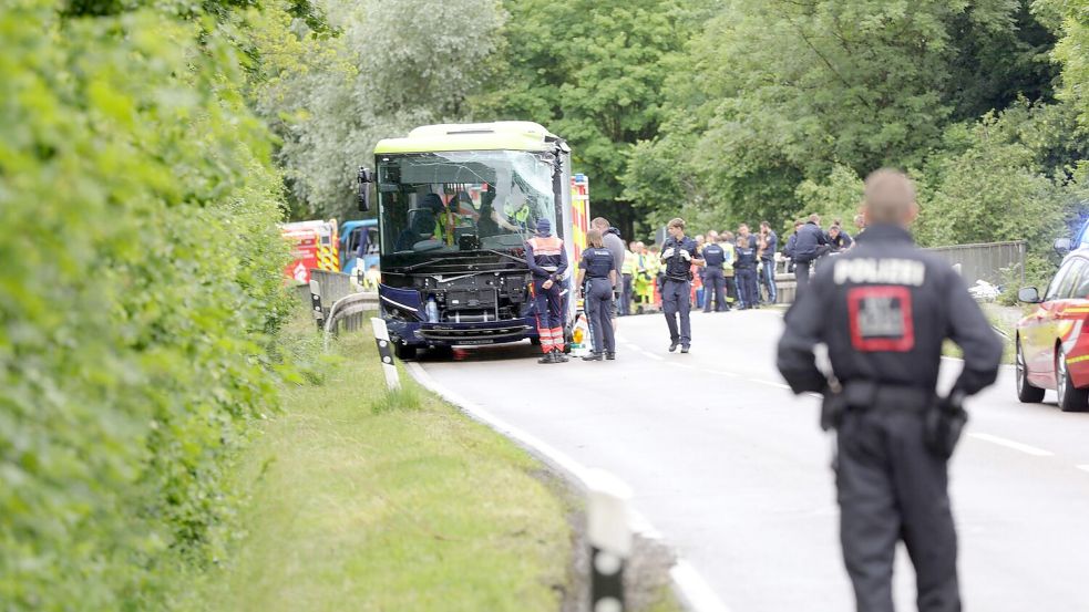 Ein Linienbus und ein Reisebus waren auf einer Staatsstraße im Landkreis Dachau zusammengestoßen. Foto: Ralf Zwiebler/dpa