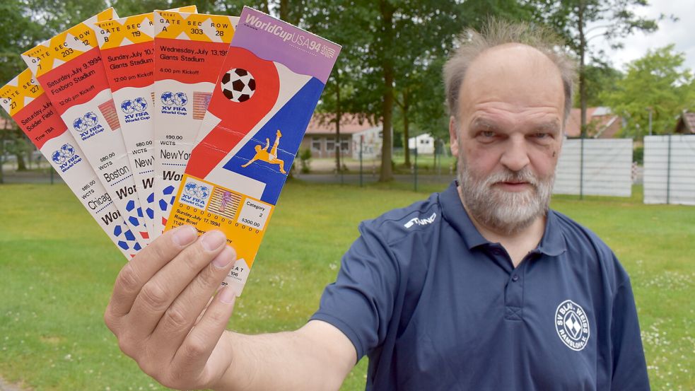 Harald Grosser aus Ramsloh reiste 1994 zur Fußball-WM in die USA. Die Eintrittskarten zu den fünf Spielen, der er live im Stadion verfolgte, besitzt er heute noch. Foto: Henrik Zein