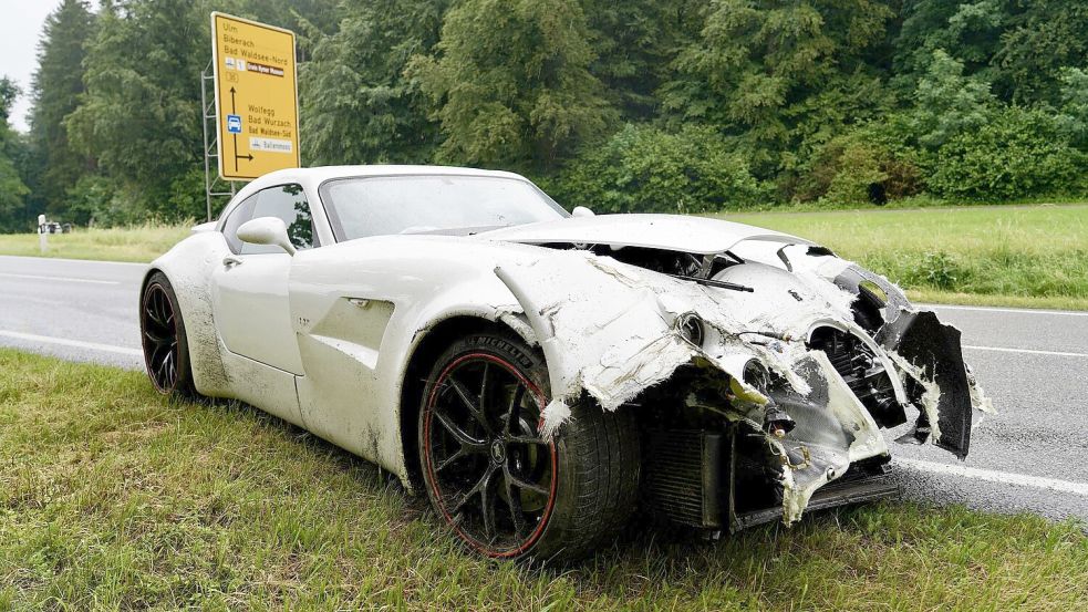 Teurer Unfall: Auf regennasser Straße prallt der Luxuswagen gegen die Leitplanke. Foto: Braun/swd-medien/dpa