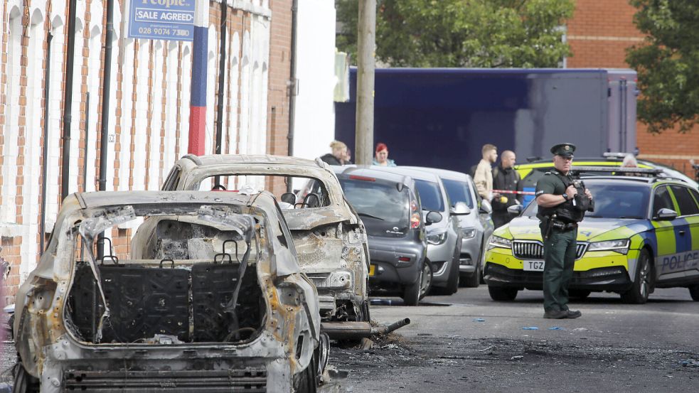 Verbrannte Autos, Polizisten im Einsatz: Die Vorkommnisse in Belfast erschüttern das Vereinigte Königreich. Foto: Imago/Sopa Images