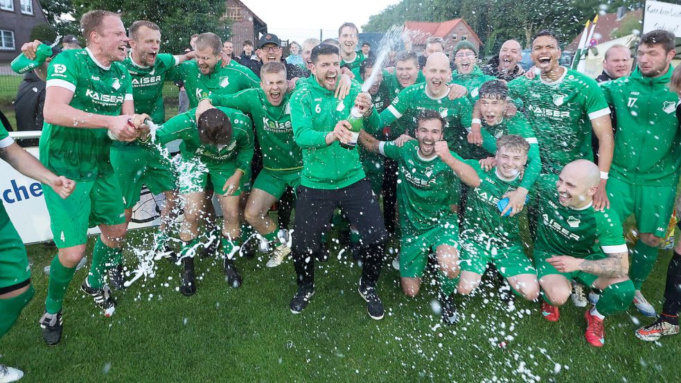 Concordia feierte den Durchmarsch von der Ostfrieslandklasse B in die Ostfrieslandliga. Aufgestiegen war das Team schon vor dem Anpfiff. Nach dem Spiel ließ es die Concordia richtig krachen. Foto: Jens Doden/ Emden