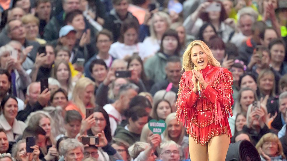 Helene Fischer performte beim Tourauftakt in Dresden ihre größten Hits aus knapp 20 Jahren Bühnenkarriere, darunter „Atemlos durch die Nacht“, „Herzbeben“ und „Null auf 100“. Foto: Robert Michael/dpa