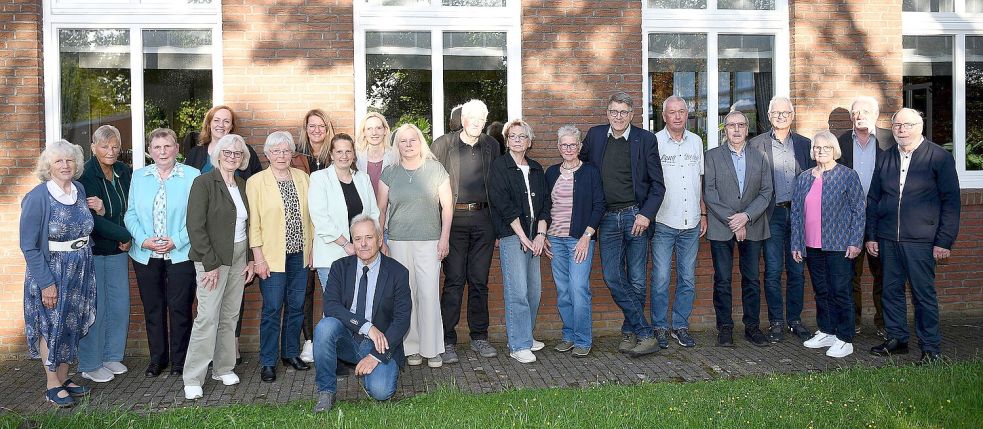 Bürgermeister Uwe Themann (vorne) zeichnete diese Heseler Bürgerinnen und Bürger für ihren ehrenamtlichen Einsatz zum Wohl der Samtgemeinde aus. Foto: Melchert Stromann