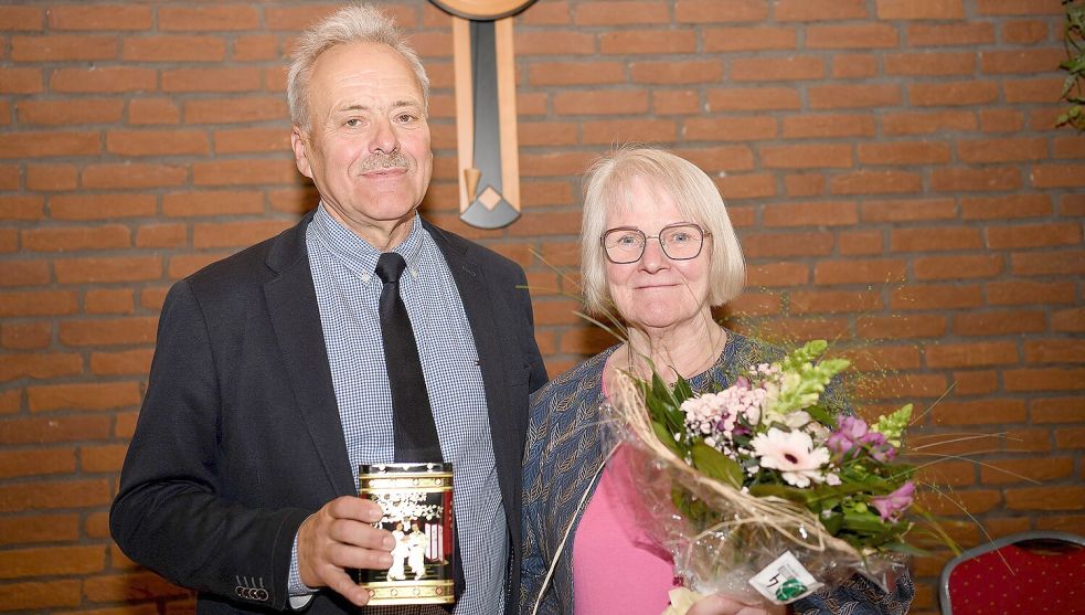 Bürgermeister Uwe Themann überreichte Lina Bolte einen Blumenstrauß. Foto: Melchert Stromann