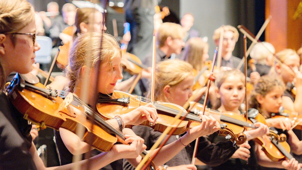 Ensembles und Solisten wie diese jungen Geigerinnen zeigten in der Stadthalle ihr musikalisches Können. Foto: Landkreis Aurich