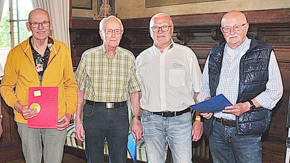 Geschäftsführer Georg Reichel (2. von rechts) zeichnete Helmut Bron (von links), Johann de Witt und Bernd Strecker auf der Sitzung für 50 Jahre unfallfreies Fahren aus. Foto: Bodo Wolters