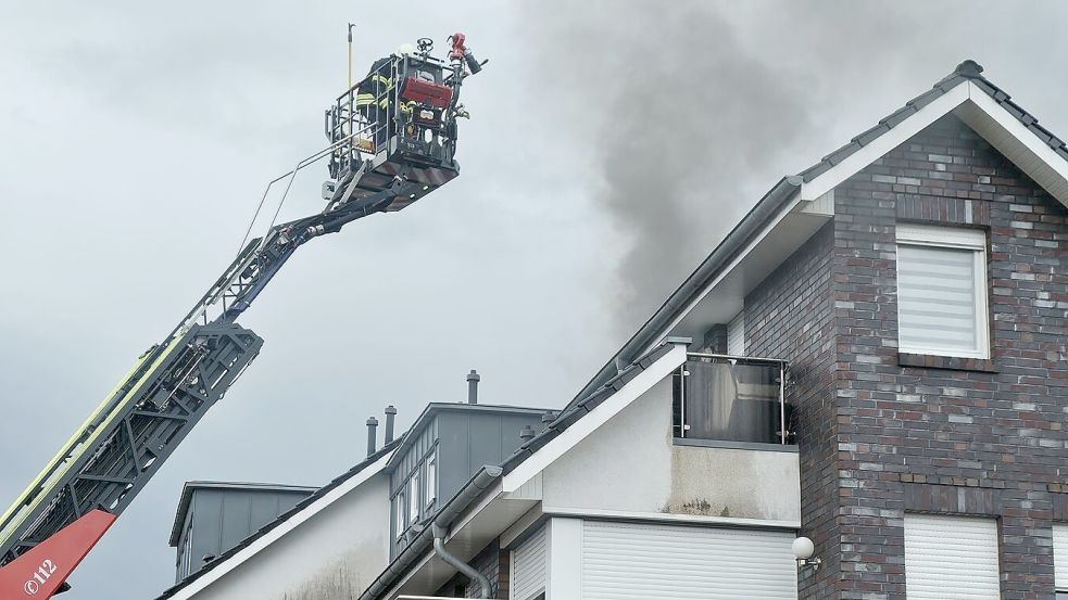 Die Friesoyther Feuerwehr war am Mittwoch, 10. Juni 2026, im Einsatz bei einem Dachstuhlbrand in der Friesoyther Innenstadt, der durch einen Blitzeinschlag ausgelöst worden war. Foto: Feuerwehr