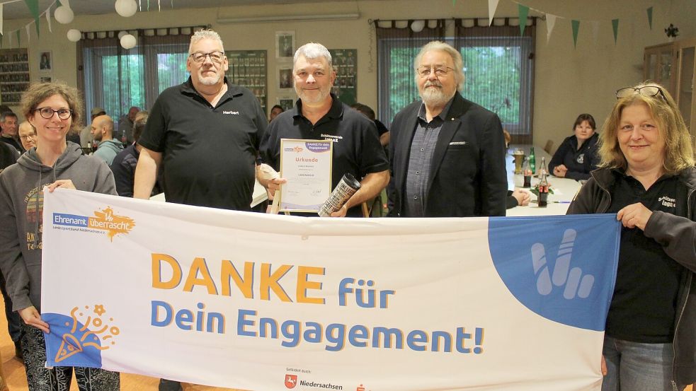 Folkert Martens (Mitte) bekam vom stellvertretenden KSB-Vorsitzenden Egge Mansholt (rechts) und von Logas Klubchef Herbert Boekholt eine Urkunde überreicht. Foto: Czempiel
