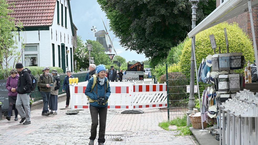 Mitten auf der Greetsieler Mühlenstraße wurde ein etwa einen Meter tiefes Loch entdeckt. Die Ursache ist noch nicht bekannt. Fotos: Heinz Wagenaar