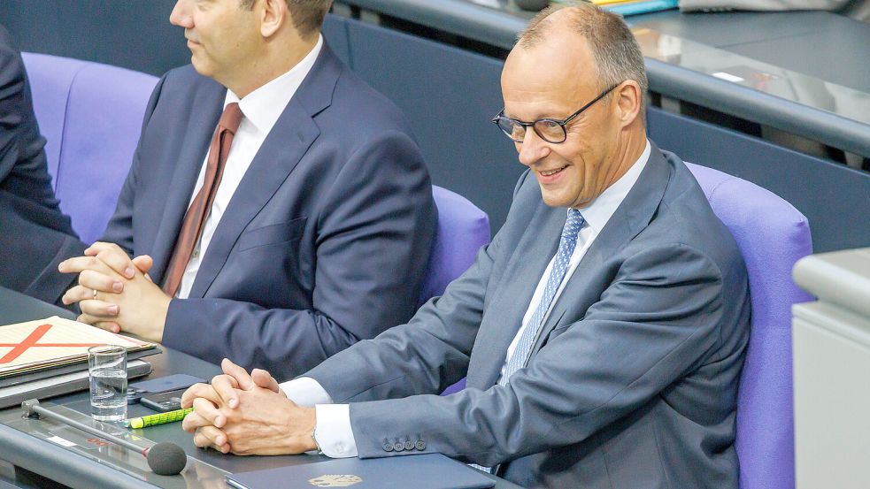 Jens Spahn sieht wieder Chancen, raus aus der „Spirale der schlechten Laune“ zu kommen. Lars Klingbeil und Friedrich Merz üben schon mal auf der Regierungsbank. Foto: IMAGO/Andreas Gora