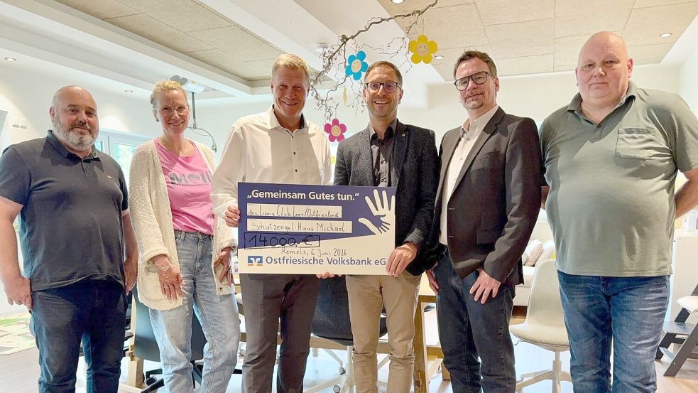 Das Foto zeigt Verantwortliche des Schutzengel-Huus und Vertreter der Lions mit dem Präsentationsscheck. Foto: privat