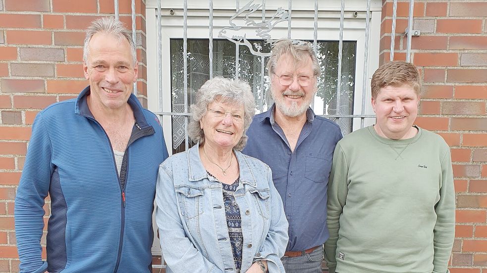 Die Reisetaubenzüchter Rolf Nieland (von links), Gertraud Schwartz, Artur Schwartz und Frank Gerdes haben gut lachen: Sie haben die Kurzstreckenmeisterschaft der RV Aurich und Umgebung für sich entschieden. Auf dem Foto fehlt Elvira Nieland. Foto: privat