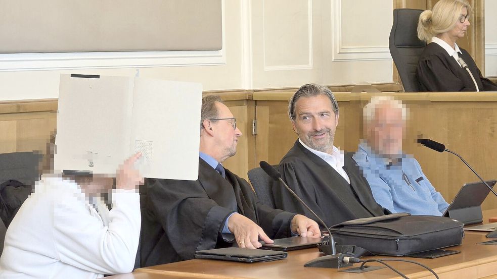 Die Angeklagten und ihre beiden Verteidiger am Donnerstag vor der Urteilsverkündung im Landgericht Osnabrück. Foto: NWM-TV